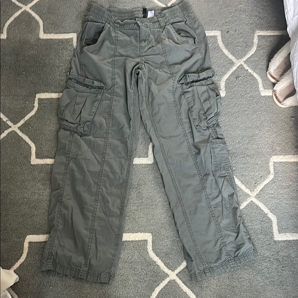 Divided Gray Cargo Pants with Relaxed Fit and Durable Material
